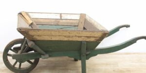 Houten kruiwagen