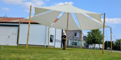 Schaduwdoektent  ca 10 m doorsnede.