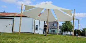 Schaduwdoektent  ca 10 m doorsnede.